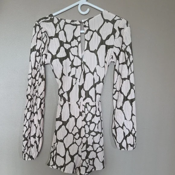 PrettyLittleThing Abstract Print Romper Size 6 - Picture 3 of 4